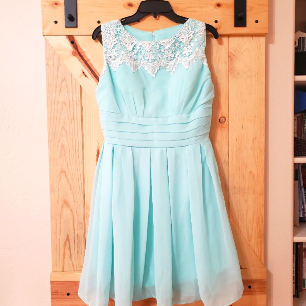 Sleeveless Teal Dress with Lace Collar